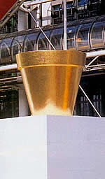 Goldener Riesenblumentopf als Kunst
